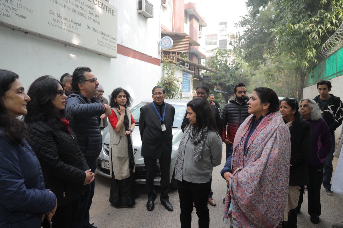 3 जनवरी 2025🗓️

आर.के. पुरम विधानसभा क्षेत्र के वसंत विहार ब्लॉक-ई के स्थानीय निवासियों के साथ मिलकर वहा के सीवर लाइंस और बैक लाइंस के निर्माण कार्य का उद्घाटन किया गया। 

#CornerMeetings #Vote4ParmilaTokas #ParmilaTokas4RKPuram 

@arvindkejriwal @aamaadmiparty @aapdelhi