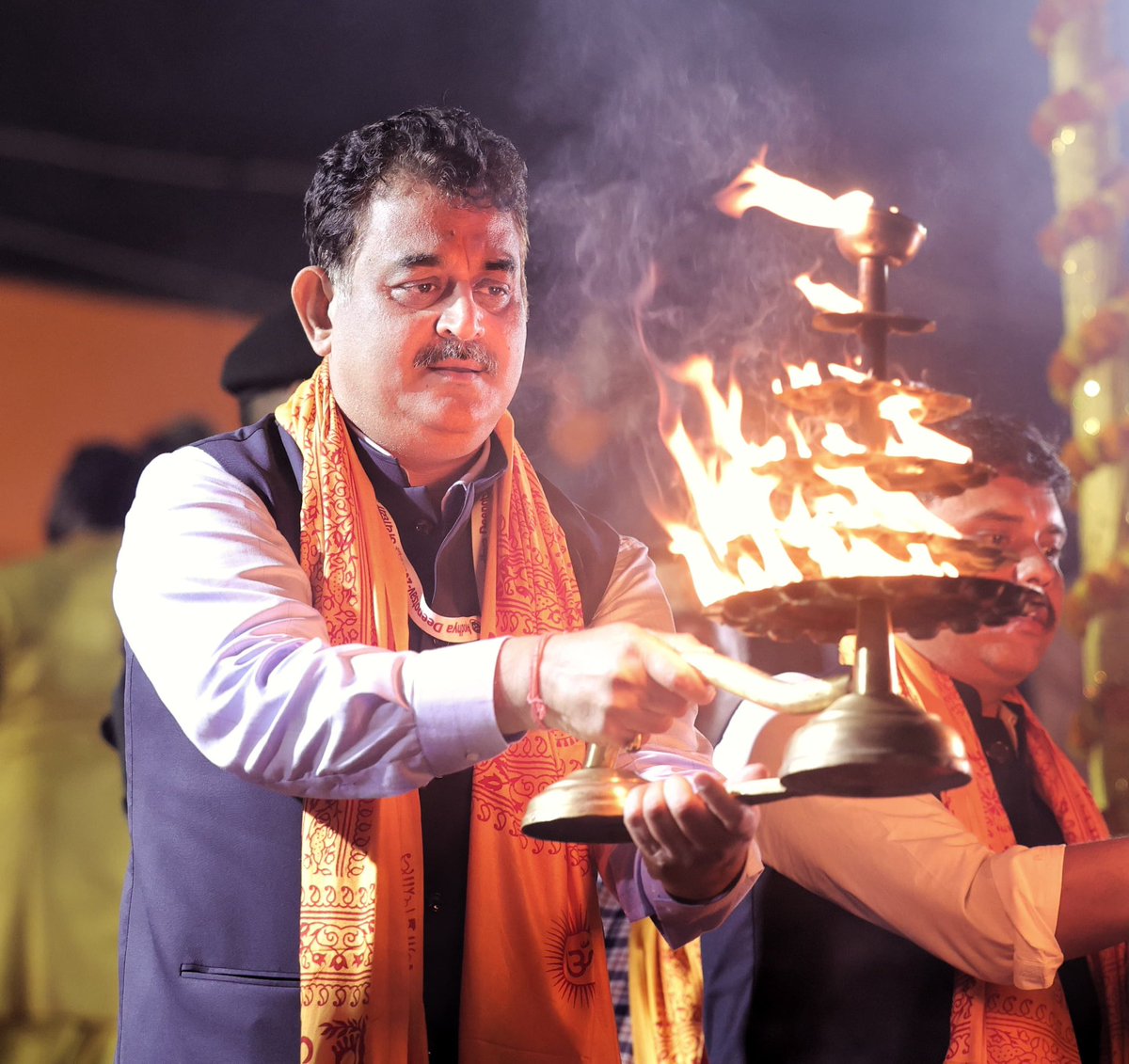 आशीष पटेल जिन पर आरोप लगा रहे हैं आइए बात करते हैं उनके बारे में।

वह नेता नहीं है उनका काम कैमरे के सामने आना नहीं है इसलिए शायद लोग उनके बारे में कम जानते होंगे हो सकता है वह इतने मनमोहक भाषण ना दे पाए।

मंत्री जी ने उत्तर प्रदेश के सूचना निदेशक शिशिर सिंह जी के बारे में कहा कि