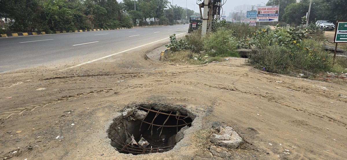 DEEPAKKAHUJA's tweet photo. #Gurgaon
- 66.86 करोड़ से बन रही छह किलोमीटर लंबी रामपुरा सड़क की मौजूदा स्थिति।
- @OfficialGMDA बनवा रहा यह रोड, जिसके चेयरमैन @NayabSainiBJP हैं। 
- जनवरी, 2022 में सड़क का टेंडर हुआ, 15 महीने में बननी थी। चार साल तक ठेकेदार ने देखरेख करनी है। @cmohry https://t.co/rU9eMEO4ki