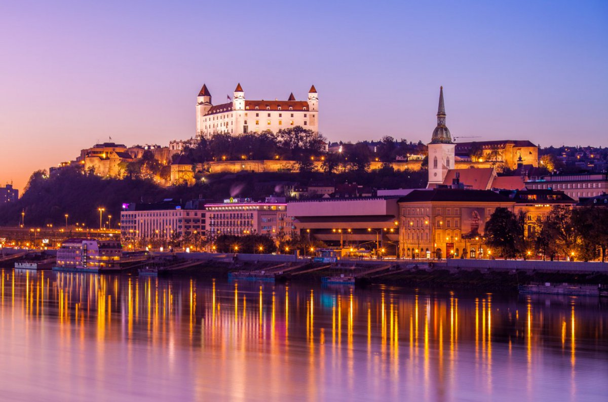 🌟 Discover Bratislava 🌟
A perfect blend of history &amp; modern charm!
🏰 Explore the majestic Bratislava Castle and wander the cobblestone streets of the Old Town.
🌟 Bratislava is a city that surprises at every turn!
✈️ Book your tickets now: eurodirections.com/compare-flight…
#Bratislava