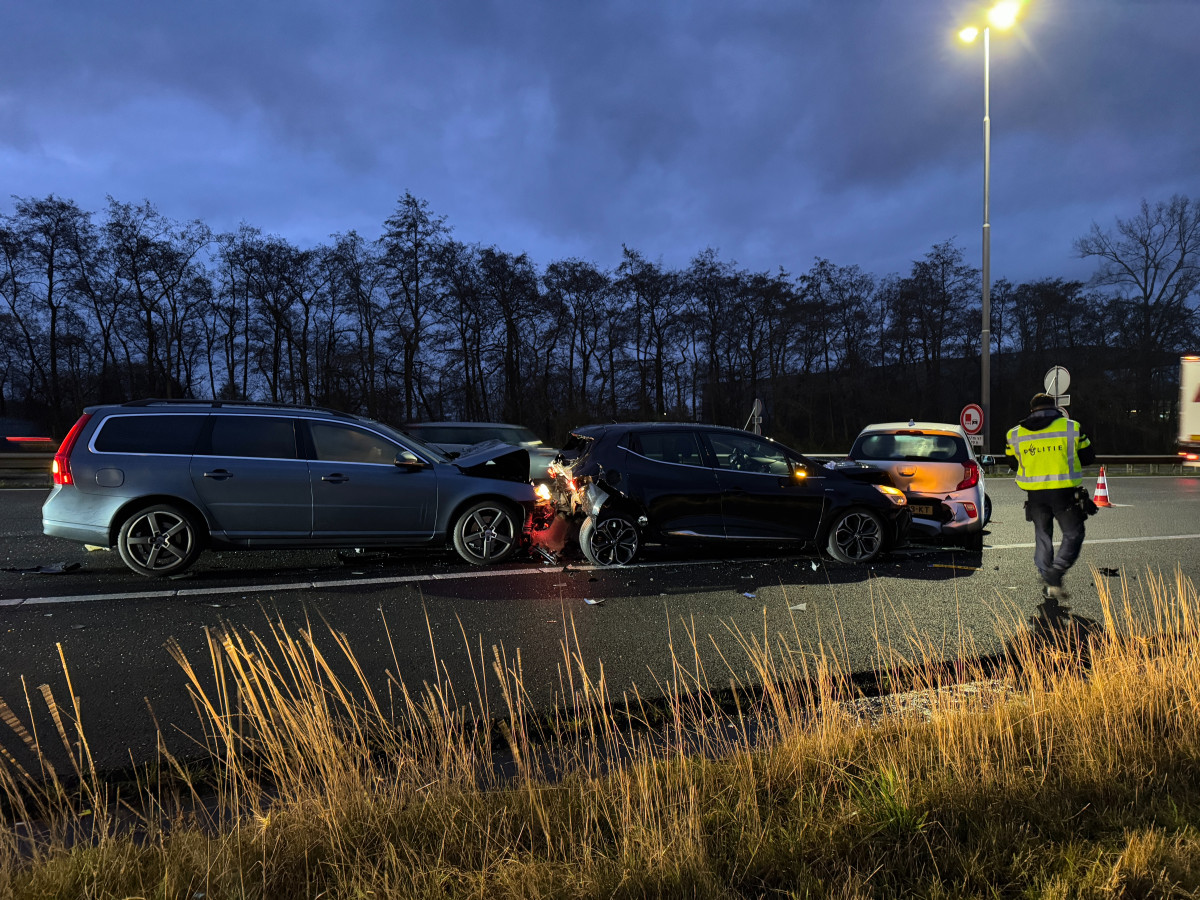 Kettingbotsing op A28, twee rijstroken dicht