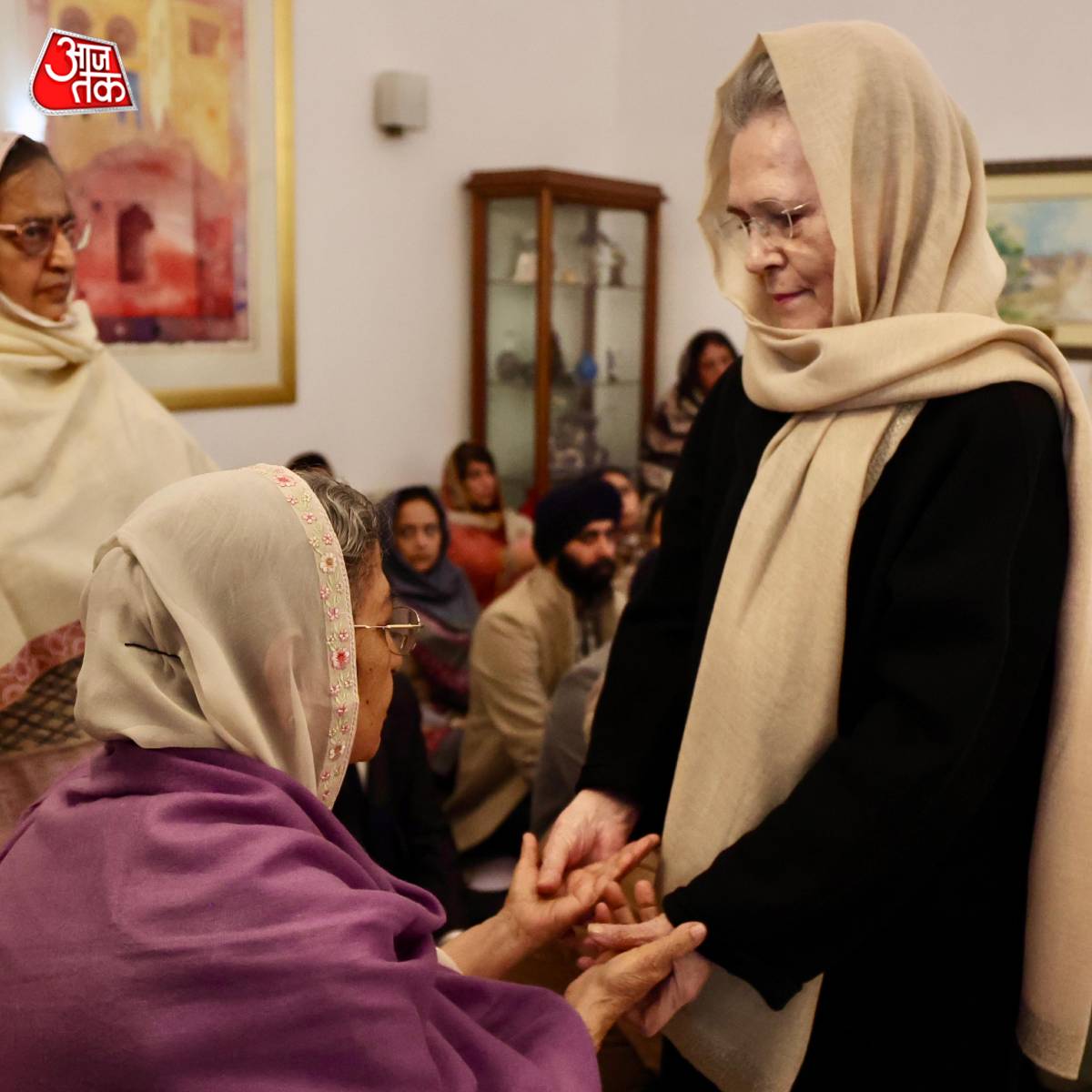 aajtak's tweet photo. पूर्व प्रधानमंत्री डॉ. मनमोहन सिंह की स्मृति में उनके आवास पर 'अखंड पाठ' रखा गया. उनकी प्रार्थना सभा में सोनिया गांधी के अलावा कांग्रेस पार्टी के अध्यक्ष मल्लिकार्जुन खरगे भी शामिल हुए.

#SoniaGandhi #ManmohanSingh #AkhandPath #Tribute #ATPhotoblog https://t.co/pvAeaFB9Ol