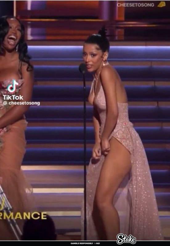 twin_abena's tweet image. Most Embarrassing moments of celebrities caught on camera 😭😭

A Thread:🧵