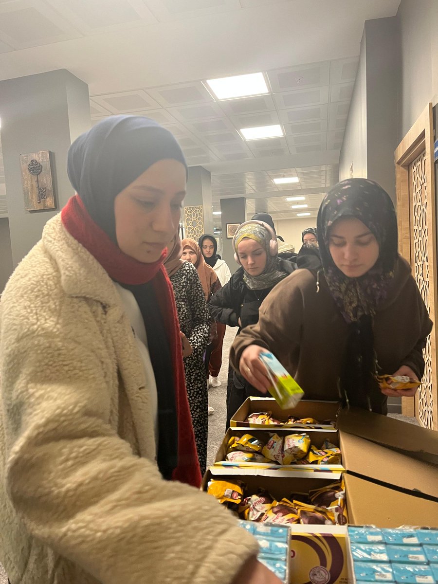 Regaib Kandili'nin manevi atmosferi altında öğrencilerimiz ile beraber dualarımızı edip güzel bir sohpet ile gecemizi taçlandırdık.
<a href="/omer_ilman/">Ömer İlman</a> <a href="/GSB_Denizli/">Denizli Gençlik ve Spor İl Müdürlüğü</a> <a href="/vildanbasbug/">Vildan Basbug 🟢 🇹🇷</a>