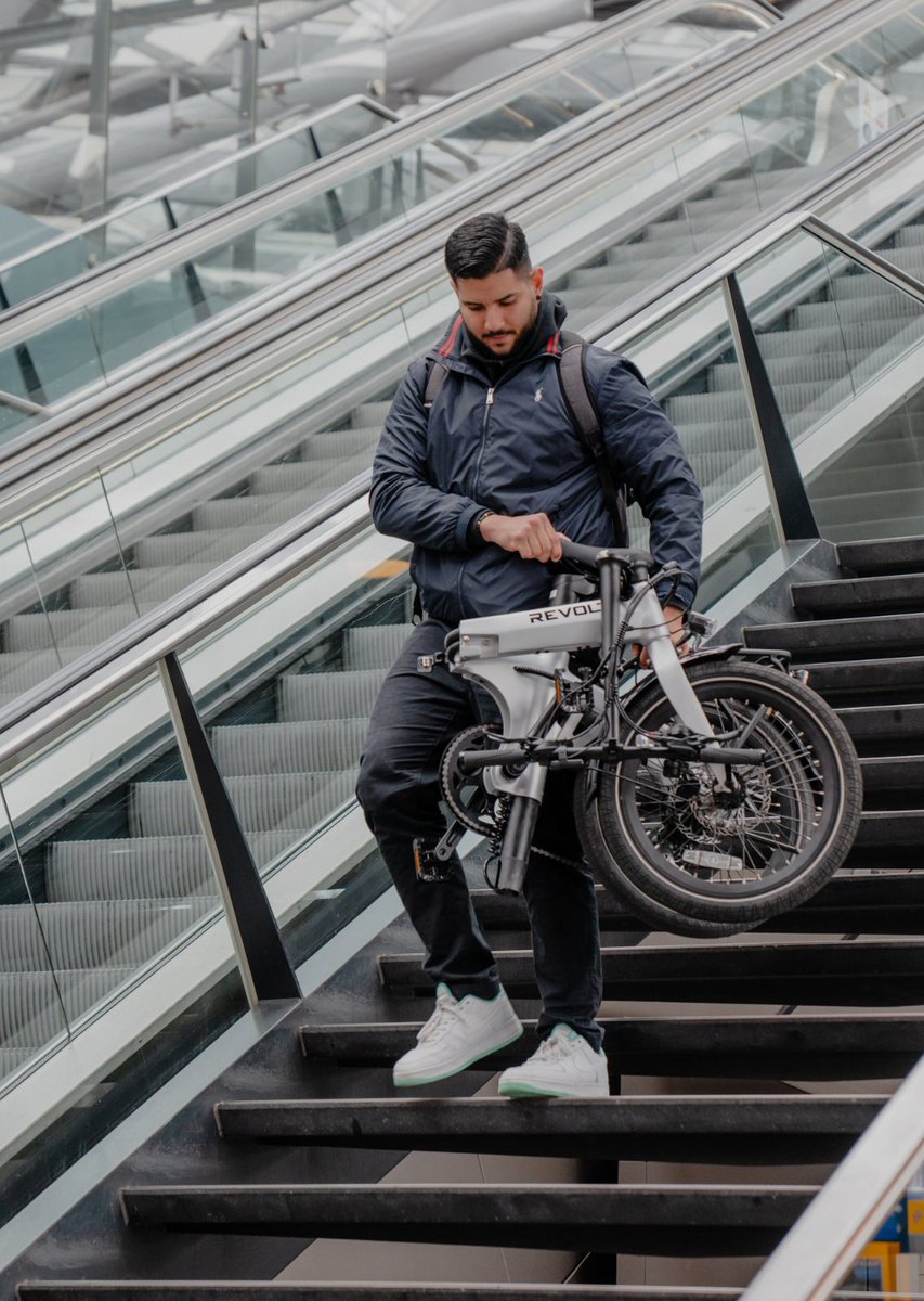 RevoltBikesNL's tweet image. From the train or subway to your office, the Revolt Aluminium Alloy Folding E-Bike makes transportation easy. Fold it up and take it with you anywhere! 🚇➡️🏢 #CommuteSmart #FoldableFun #RevoltBikes #FoldingEbikes #CityCommutes #JoinTheRevolt
