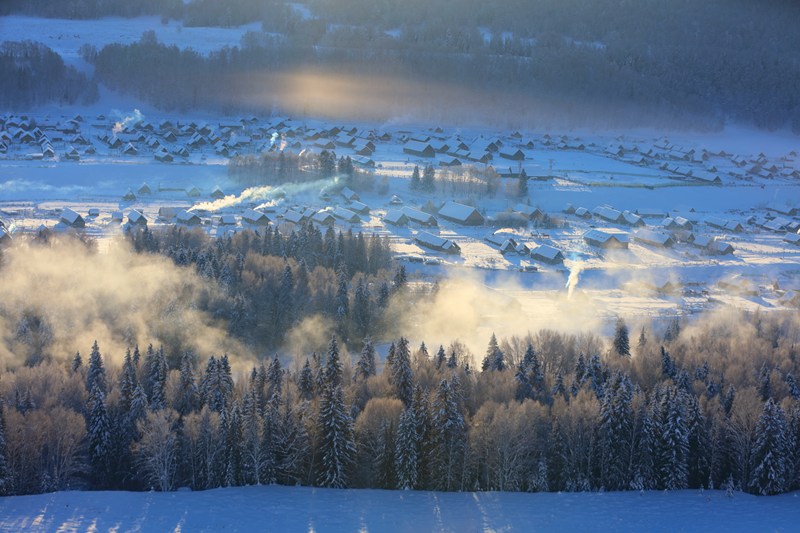 Nestled in the heart of Xinjiang's #Burqin County, the picturesque Hemu Village is a winter wonderland! Surrounded by majestic mountains, its snow-covered rooftops 🏔️, meandering streams ❄️, and curling plumes of smoke 🌬️ create a serene, dreamlike setting. Renowned as a "Paradise for Photographers" 📸, every corner offers magical inspiration.

Ready to capture your winter dream? 🌟
#HemuVillage #WinterWonderland #XinjiangBeauty #ExploreChina
@ExploreXJ @FactsInXinjiang @Visit_Xinjiang
