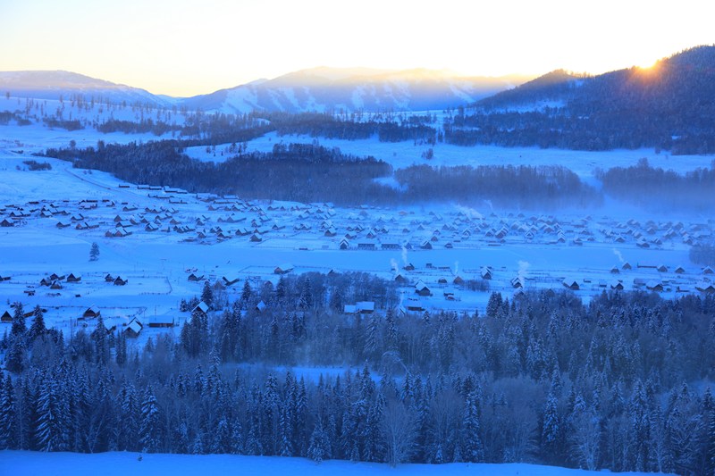 Nestled in the heart of Xinjiang's #Burqin County, the picturesque Hemu Village is a winter wonderland! Surrounded by majestic mountains, its snow-covered rooftops 🏔️, meandering streams ❄️, and curling plumes of smoke 🌬️ create a serene, dreamlike setting. Renowned as a "Paradise for Photographers" 📸, every corner offers magical inspiration.

Ready to capture your winter dream? 🌟
#HemuVillage #WinterWonderland #XinjiangBeauty #ExploreChina
@ExploreXJ @FactsInXinjiang @Visit_Xinjiang