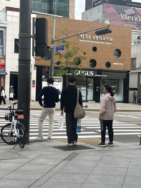 eyejo_'s tweet photo. 인성오빠 내피셜 190인데 옆에 남자 분은 그럼 키가 몇임 도대체…. https://t.co/CwPpDN7kni