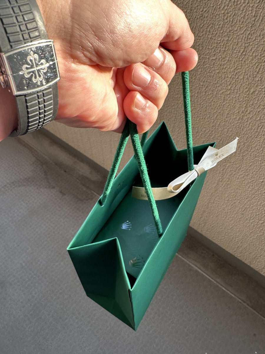 ppa324's tweet image. 昨年のグリーンサブ購入からまもなく1年、制限解除です！

昨今ロレックスも無垢中心にすごい値上げのようですね…🥺