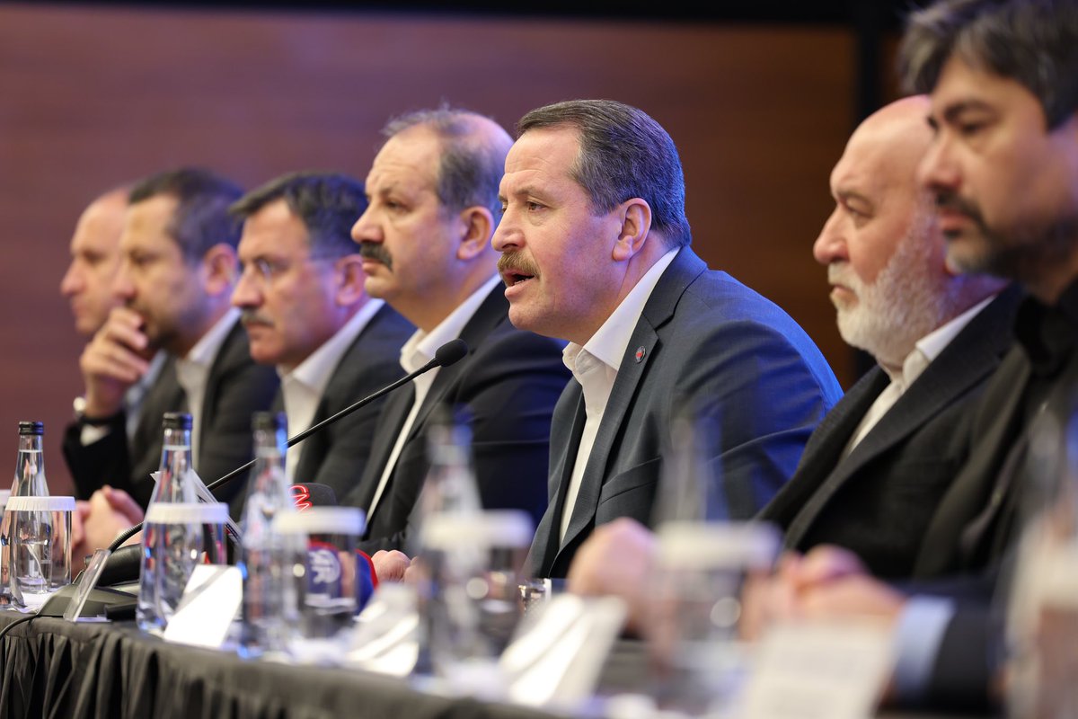 _aliyalcin_'s tweet photo. Gelir Adaleti İçin Refah Payı İstiyoruz

2024 Aralık ayı enflasyonu %1,03 olarak açıklandı. 6 aylık (Temmuz-Aralık) enflasyon %15,75 ve enflasyon farkı ise %5,23 olarak geçekleşti. 

Hakem Kurulu’nun 2025 Ocak ayı için belirlediği %6 oranıyla birlikte kamu görevlisi ve emeklilerinin artış oranı %11,54 oldu.

Toplu sözleşme masasında görüşmelerin gerçekleştiği süreçte yıllık enflasyon %60 civarındaydı. Buna rağmen Hakem Kurulu 2025 yılı için %6 + %5 artış belirledi. Hakem Kurulu’nun; 2024-2025 yıllarına ilişkin hayali düşüncelerle belirlediği artışların tek kaybedeni kamu görevlisi ve emeklileridir.

Kayıplara göz yumarak, kulaklarımızı kapatarak ya da görmezden gelerek enflasyon sorununu çözemeyiz. Enflasyonu azaltmak için sabit gelirlileri baskılamak, harcamalarını kısıtlamak ya da giderlerini daha fazla artırmak tek çözüm yolu olmamalıdır. 

Sabit ücretliler için ortaya konulan gerekçenin aynısını, sermaye için de göz önünde bulundurulmasını bekliyoruz. “Maaşlar 1 kat arttı, fiyatlar 4 kat zamlandı” gerçeğinin ıskalanmamasını istiyoruz.

Gelir dağılımında adalet için Refah Payı şarttır. 7. Dönem Toplu Sözleşme’de teklif ettiğimiz 2025’in ilk altı ayı için %15 artış ve %10 Refah Payı maaşlara yansıtılmalıdır.