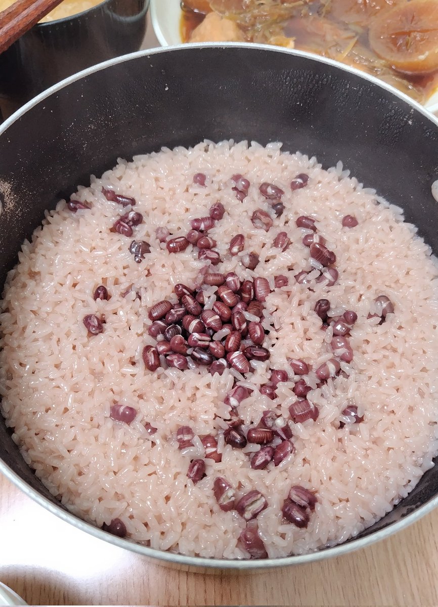 YurinaSakura's tweet photo. お赤飯に挑戦してみた
普通に美味しく炊けて良かった←自画自賛
残った餅米と小豆
あと2回炊ける

#お赤飯 https://t.co/wvntCbaHCp