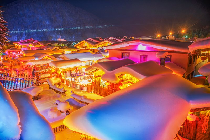 #Shuangfeng in NE China’s Mudanjiang is known as "China Snow Town," where winter magic enchants every corner ❄️. Snow blankets the landscape like sculpted silk, reshaped gently by the wind 🌬️. At night, crimson lanterns 🎐 illuminate the snow, turning it into a dreamlike scene of clouds descending from the heavens ☁️. From the frost of early winter to spring's misty elegance, this wonderland captures the poetry of snow 🌟.

#ChinaSnowTown #WinterWonderland #ExploreChina
@visitheilongji1