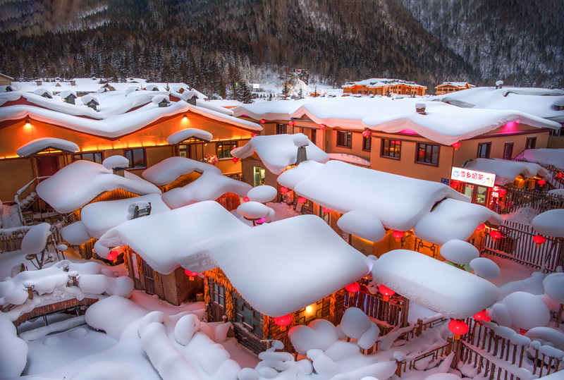 #Shuangfeng in NE China’s Mudanjiang is known as "China Snow Town," where winter magic enchants every corner ❄️. Snow blankets the landscape like sculpted silk, reshaped gently by the wind 🌬️. At night, crimson lanterns 🎐 illuminate the snow, turning it into a dreamlike scene of clouds descending from the heavens ☁️. From the frost of early winter to spring's misty elegance, this wonderland captures the poetry of snow 🌟.

#ChinaSnowTown #WinterWonderland #ExploreChina
@visitheilongji1