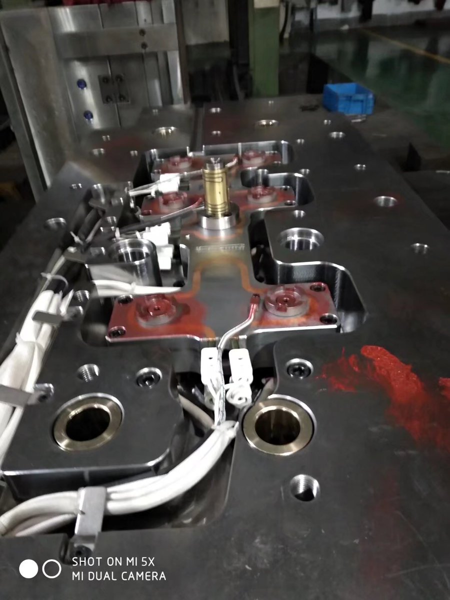 HOTRUNNERPLG01's tweet photo. The first installation of the new year, Yes, you are right, both sets are valve gate hot runner systems, and the 5 point system pressure gasket is a bit high.
#hotrunner #injectionmolding #moldmaking #moldmaker #molding #moldmanufacturing #molddesign #brassheater #coilheater https://t.co/R98swr6wu9