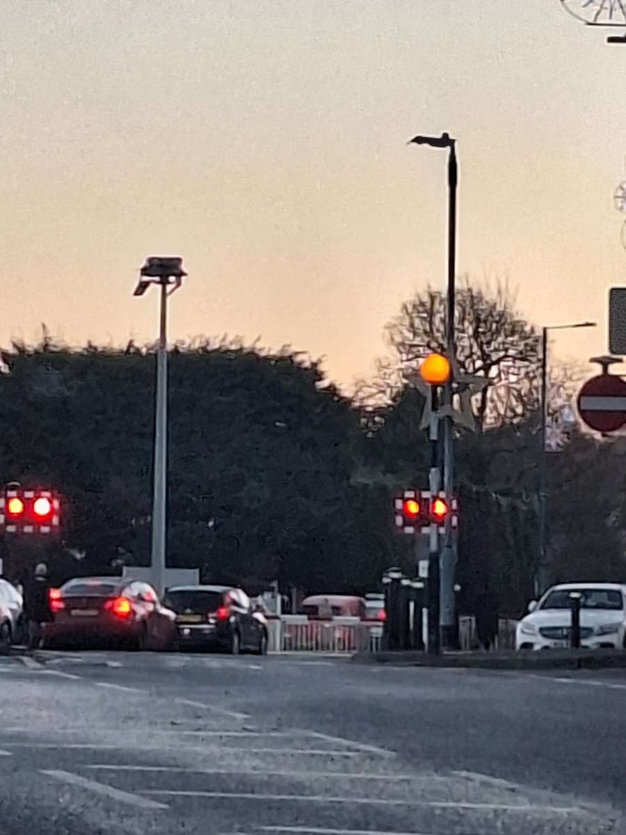 MissHotPot's tweet image. 1st one of the year, wrap up, its cold out. #levelcrossing #carlegs