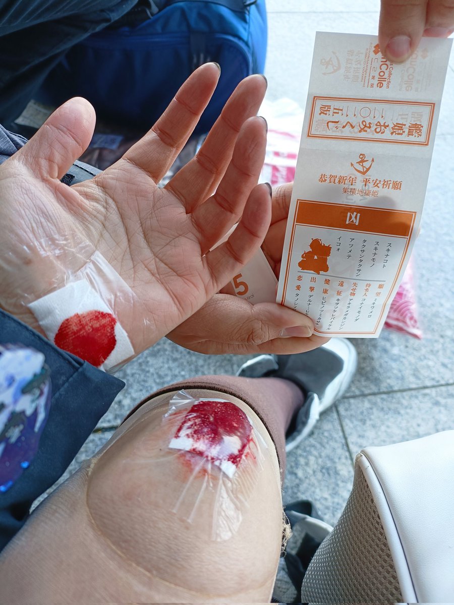 Hi_ye's tweet photo. 深海棲艦を見て興奮しすぎて転んで中破した5歳の提督、痛いけど深海を見られて幸せ！！ https://t.co/cGGD0sBzu3
