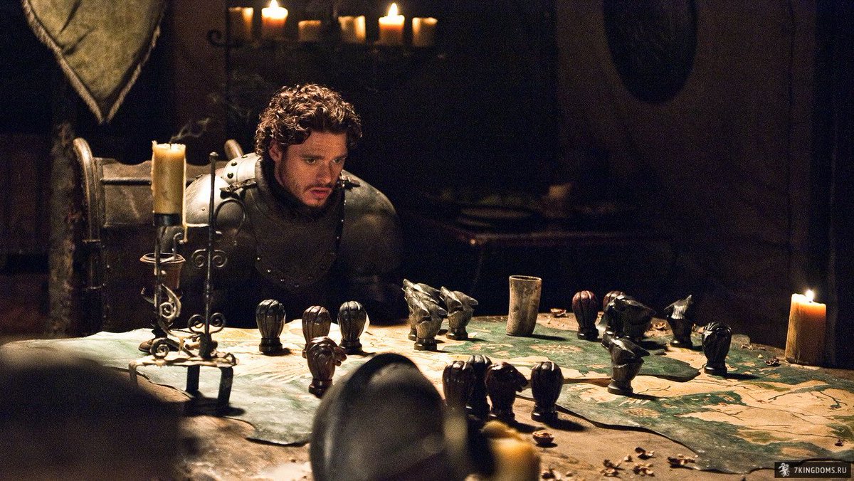 Dans une autre scène, on voit des personnages penchés autour d'une carte étalée sur une table, pour préparer une bataille. C'est un truc désormais répandu partout dans les films, séries et romans médiévalistes, mais qui reste un gros anachronisme !