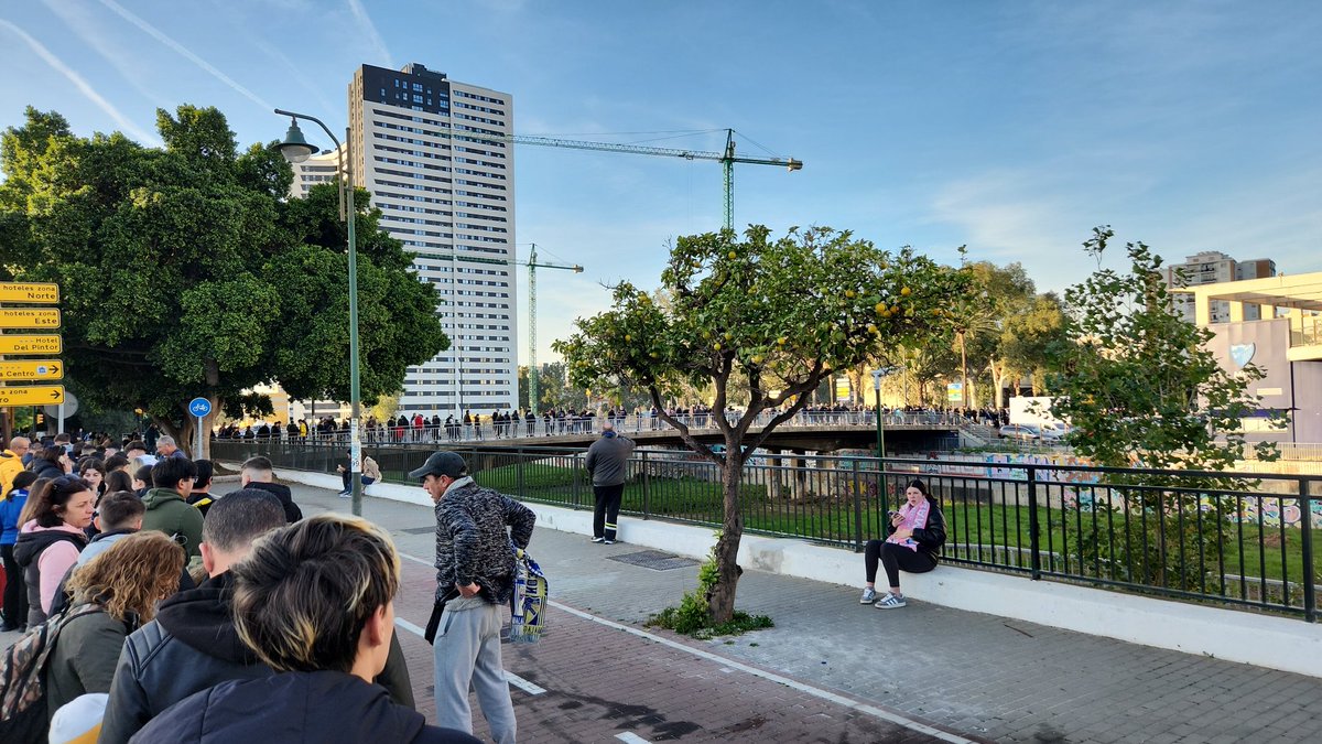 MagicAle89's tweet image. La Rosaleda a mas de una hora para que empiece el entrenamiento a puerta abierta @MalagaCF