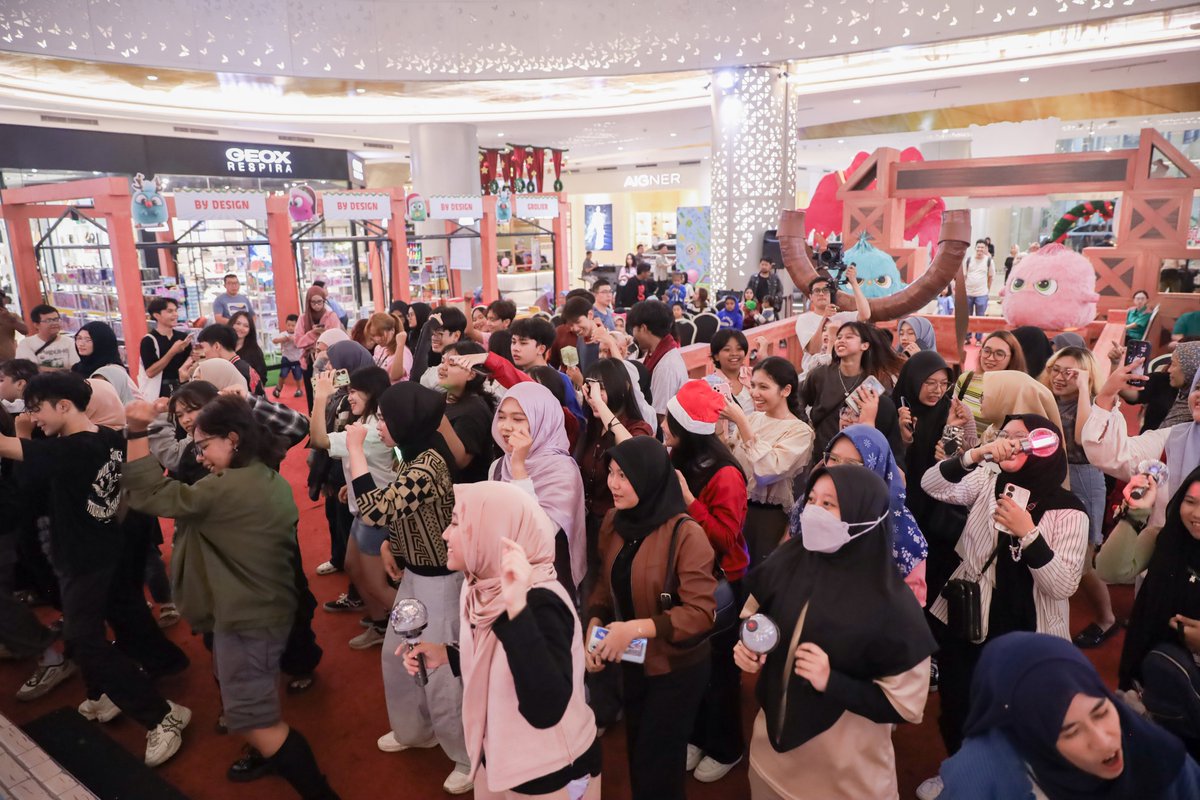 selfietimeid's tweet image. Siapa nih yang kemarin dateng ke 'GROOVE &amp;amp; SING PARTY' Selfie Time di TSM Cibubur?😆

Ada games, dance performance, random play dance, hingga noerabang! Seru banget kan, jangan lupa buat abadikan keseruan kalian dengan foto di Selfie Time
 
#selfietime #noraebang #randomplaydance