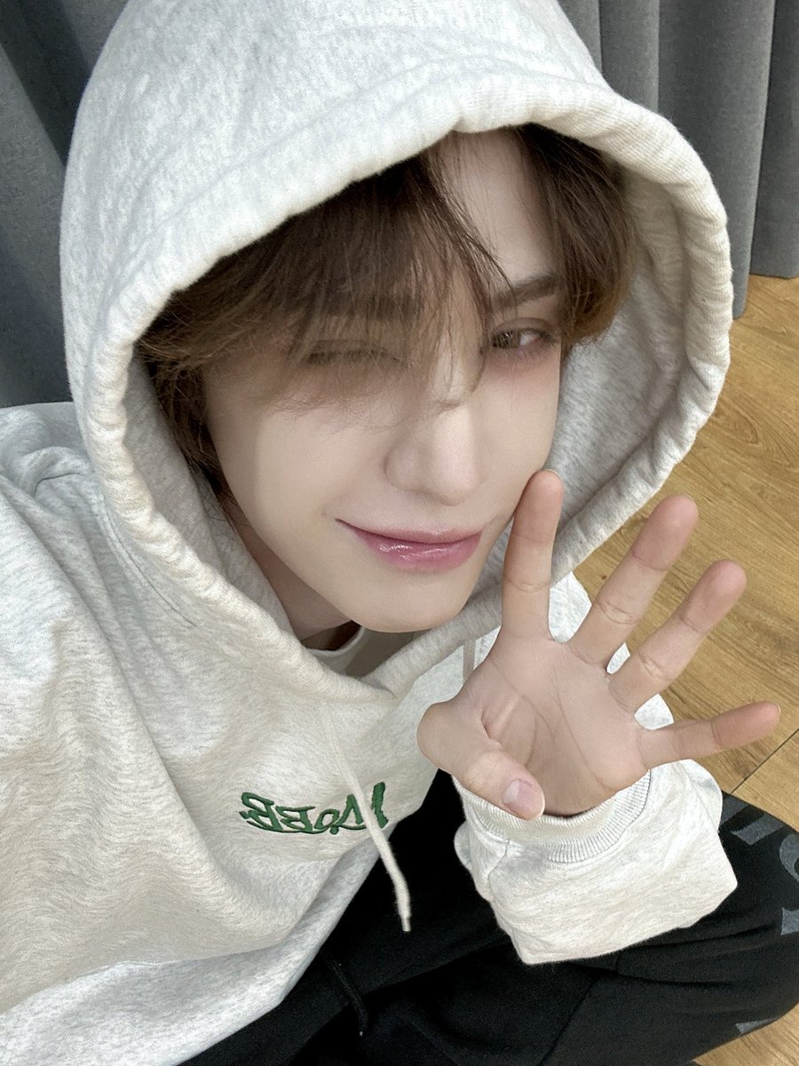 wuminni's tweet photo. welcome in 2025, my yellow 🤎 https://t.co/I7OAcr26aG