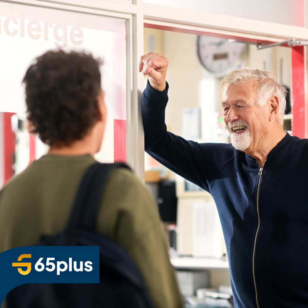 65plusNL's tweet image. Doorwerken in het onderwijs na je AOW-leeftijd biedt zowel persoonlijke voldoening als financiële voordelen. Zo betaal je geen AOW-premie meer, wat je belastingtarief verlaagt naar slechts 19% over inkomen tot €38.704 en ontvang je een AOW. 65plus.nl/nieuws/doorwer…