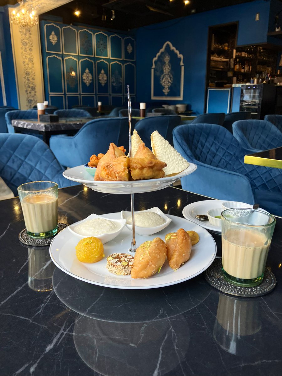 四ツ谷『インド料理ムンバイ + The India Tea House』

Twitterで度々バズっていたムンバイのアフタヌーンティーに行ってみた。ロイヤルではなくムンバイを選んだんだけど、しょっぱいサモサ等と選べる甘いミタイ3つに無限チャイという組み合わせで、ちょうど良かった！これで2200円は最高過ぎんか？