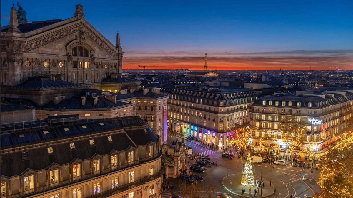Depuis l’emblématique terrasse des Galeries Lafayette Paris Haussmann, plongeons dans cette nouvelle année avec l’une des vues les plus magiques de la capitale. 
Toutes les équipes du Groupe Galeries Lafayette vous souhaitent une merveilleuse année 2025. ✨
📸 Gogojungle