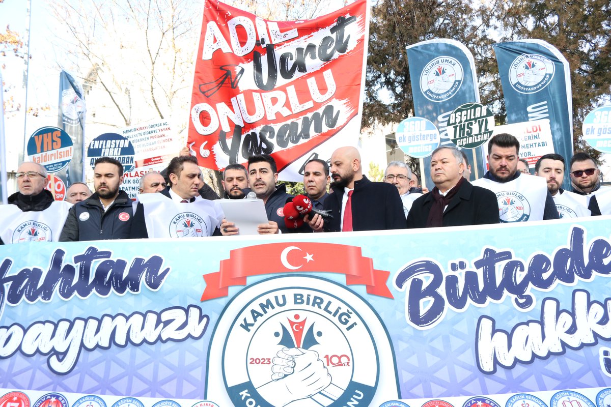 tecsen's tweet photo. Kamu Birliği: Zam Değil, İnsanca Yaşam İstiyoruz!

3 Ocak'ta  Kamu Birliği Konfederasyonu'nun Düzenlemiş Olduğu Adil Ücret, Onurlu Yaşam  Eylemi  
Türkiye Genelinde  Eş Zamanlı Olarak Gerçekleşti.

Eylemin Ankara Ayağı, T.C. Hazine ve Maliye Bakanlığı Önünde Kamu Birliği Genel Başkanı Osman KAYA'NIN  Saat 10.01'de  Enflasyon Verilerinin Açıklanmasının Hemen Ardından Yaptığı Basın Açıklaması İle Başladı.

#teçsen #kamubirliği #memur #kamu #zam #enflasyon #maliyebakanlığı #insancayaşam