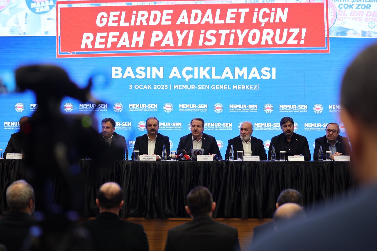 UCMSGenelMerkez's tweet photo. Gelir Adaleti İçin Refah Payı İstiyoruz

2024 Aralık ayı enflasyonu %1,03 olarak açıklandı. 6 aylık (Temmuz-Aralık) enflasyon %15,75 ve enflasyon farkı ise %5,23 olarak geçekleşti. 

Hakem Kurulu’nun 2025 Ocak ayı için belirlediği %6 oranıyla birlikte kamu görevlisi ve emeklilerinin artış oranı %11,54 oldu.

Toplu sözleşme masasında görüşmelerin gerçekleştiği süreçte yıllık enflasyon %60 civarındaydı. Buna rağmen Hakem Kurulu 2025 yılı için %6 + %5 artış belirledi. Hakem Kurulu’nun; 2024-2025 yıllarına ilişkin hayali düşüncelerle belirlediği artışların tek kaybedeni kamu görevlisi ve emeklileridir.

Kayıplara göz yumarak, kulaklarımızı kapatarak ya da görmezden gelerek enflasyon sorununu çözemeyiz. Enflasyonu azaltmak için sabit gelirlileri baskılamak, harcamalarını kısıtlamak ya da giderlerini daha fazla artırmak tek çözüm yolu olmamalıdır. 

Sabit ücretliler için ortaya konulan gerekçenin aynısını, sermaye için de göz önünde bulundurulmasını bekliyoruz. “Maaşlar 1 kat arttı, fiyatlar 4 kat zamlandı” gerçeğinin ıskalanmamasını istiyoruz.

Gelir dağılımında adalet için Refah Payı şarttır. 7. Dönem Toplu Sözleşme’de teklif ettiğimiz 2025’in ilk altı ayı için %15 artış ve %10 Refah Payı maaşlara yansıtılmalıdır.