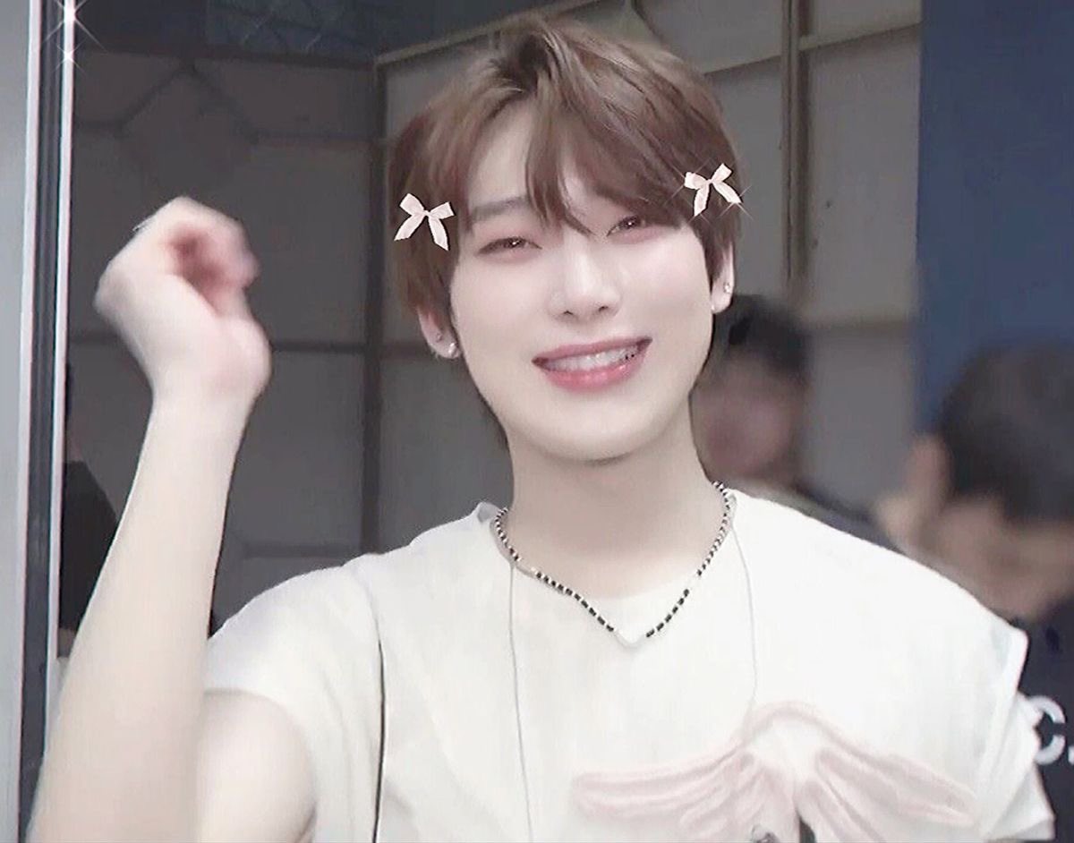 sunymysunshine's tweet image. Sunoo’s pretty pink peachy cheeks 🍑🤏🏻