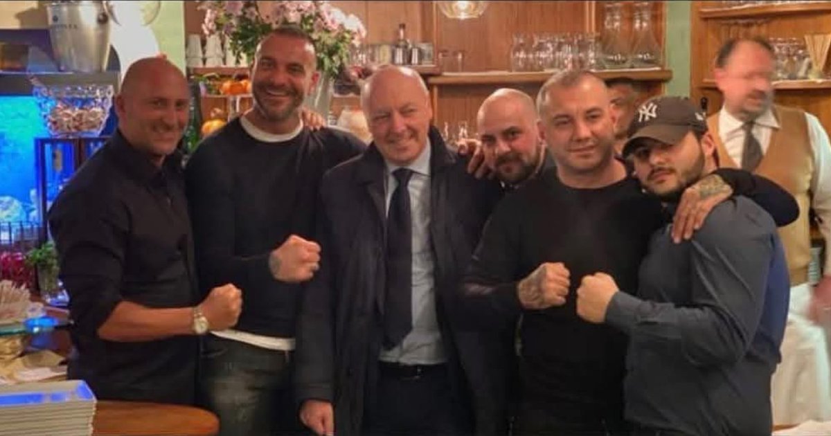 Fabio_Wallys's tweet image. In questa foto Bellini, Marotta insieme a Beretta e altri ultras. Beretta proprio vicino a Marotta . #Inter #CN69. Fate girare. Foto recuperata da @nico_r2022