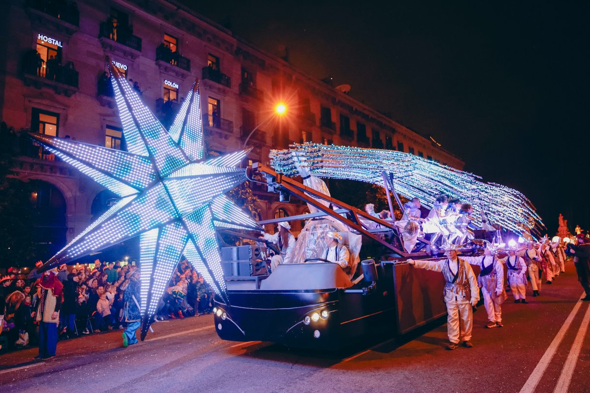Tot a punt per a la Cavalcada de #ReisBCN! Ses Majestats arribaran al Portal de la Pau a les 16.30 h, i la desfilada s'iniciarà a les 18.00 h a l'avinguda del Marquès de l'Argentera. Hi haurà afectacions de la mobilitat des de la tarda fins a la nit.

barcelona.cat/infobarcelona/…