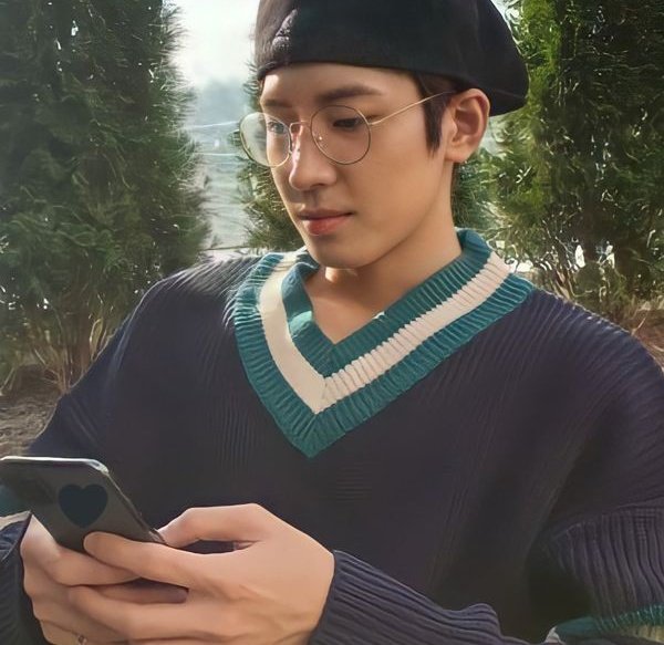 minwonrizz's tweet image. a #minwon short au where in

Xavier (MG), who doesn’t believe in online dating, and Yujin (WW), who only dates online, cross paths on Twitter.