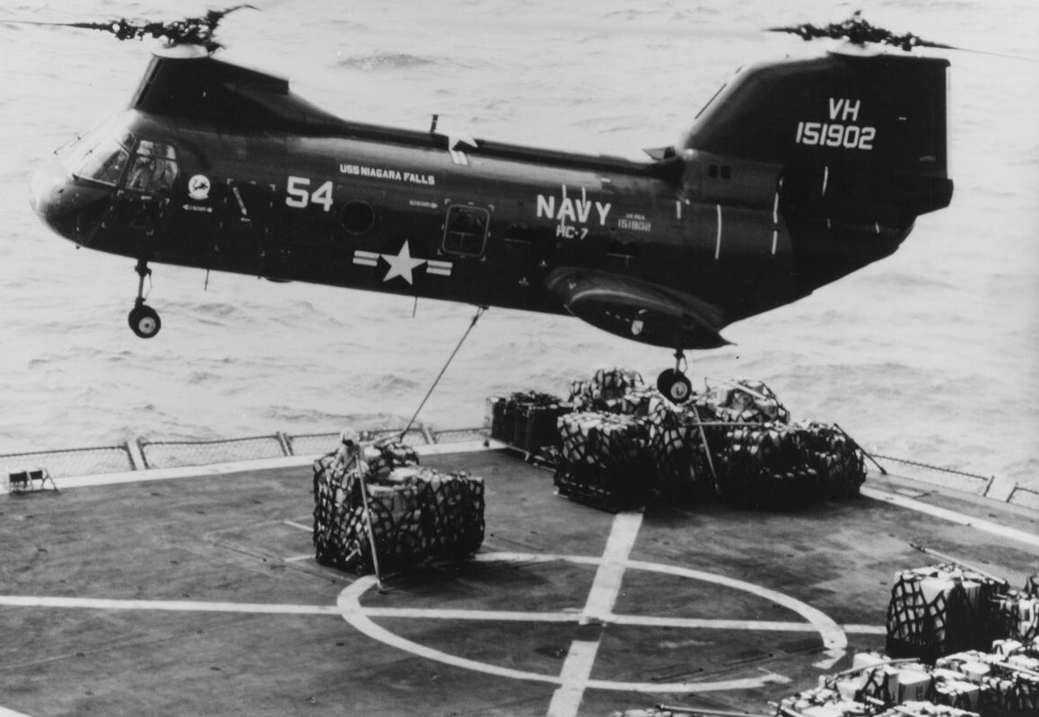Boneyardsafari's tweet photo. It’s #phrogfriday and we look back at HH-46 151902 of HC-7 with a crewman from USS Niagara Falls AFS-3 attaching a cargo lift hook to the #Phrog during underway replenishment of USS Constellation CVA-64 in the Tonkin Gulf, January 1970. #hh46 #ussniagrafalls #afs3 https://t.co/vVqEvC8me9