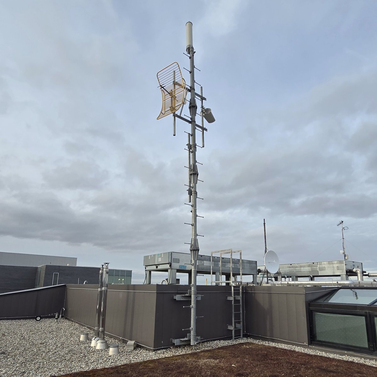 Broadcast-Broadband Convergence B²C Lab (@humber_b2c_lab) on Twitter photo We wrapped up 2024 with the installation of the antenna mast for our main transmitter site at the <a href="/HumberPoly/">Humber Polytechnic</a> Barrett CTI!
The new mast means a broader portfolio of industry projects that keep students at the centre of the innovation experience. We wrapped up 2024 with the installation of the antenna mast for our main transmitter site at the <a href="/HumberPoly/">Humber Polytechnic</a> Barrett CTI!
The new mast means a broader portfolio of industry projects that keep students at the centre of the innovation experience.