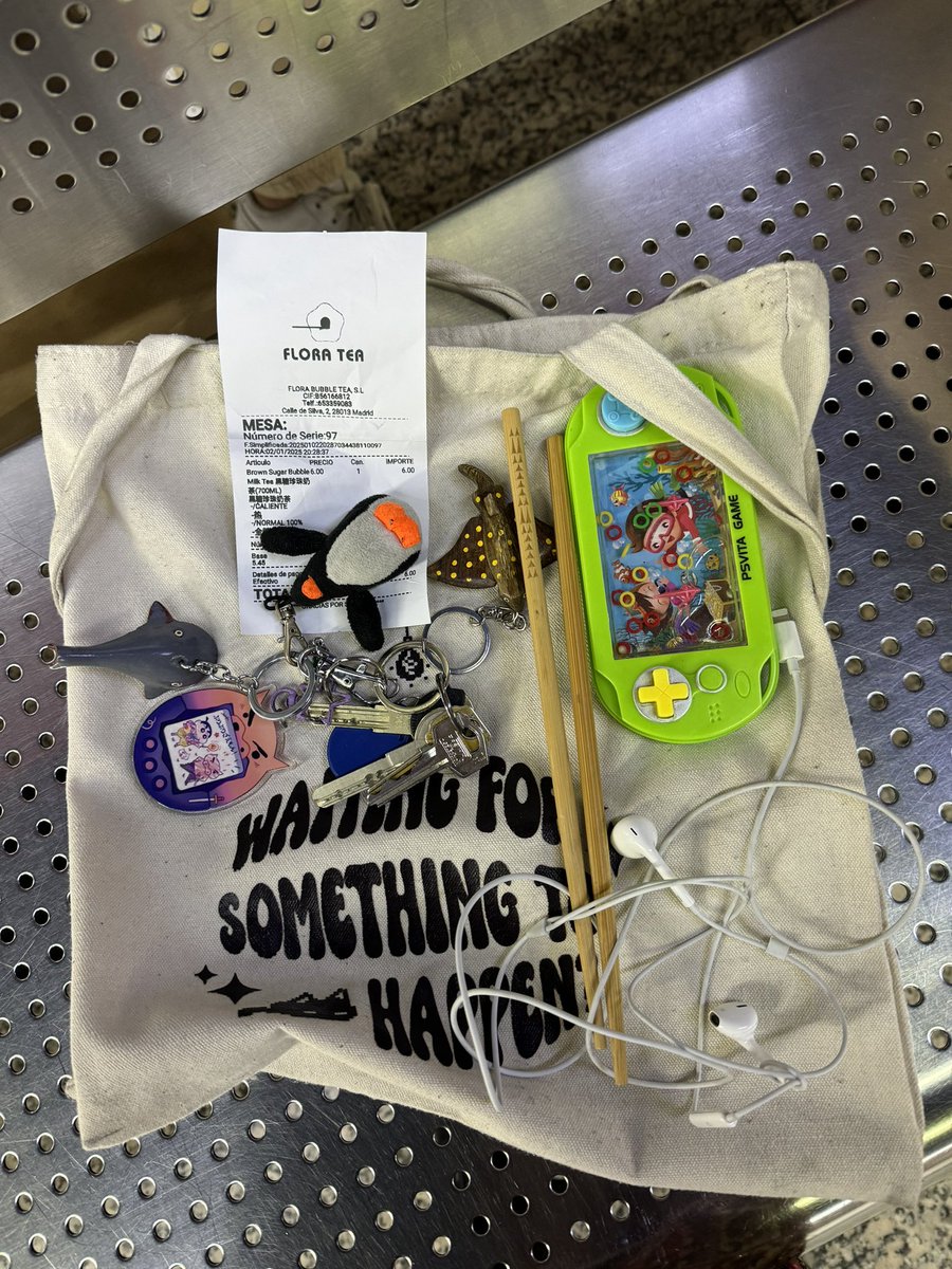 InesCapcha's tweet image. Ayer por la noche me encontré una bolsa con objetos personales en el tren dirección Alcobendas-S.Sebastián de los Reyes. Esta mañana se ha dejado en la Oficina de objetos perdidos de Nuevos Ministerios. #objetosperdidos #Madrid @CercaniasMadrid