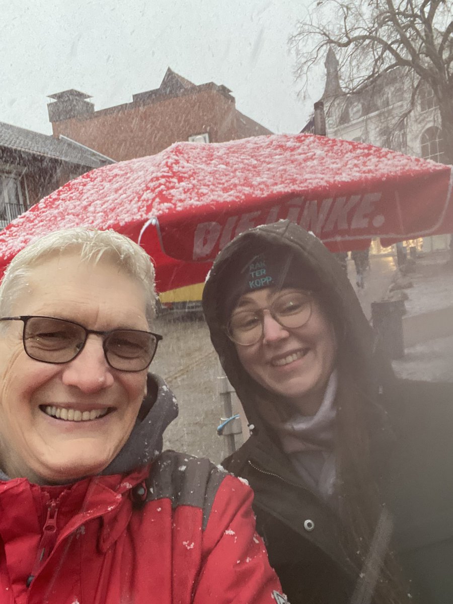 Stephan Jersch (@stephanjersch) on Twitter photo Erster Schnee, erster Infostand 2025 …und alle Glühweinstände dicht. Es geht weiter für ein überzeugendes Wahlergebnis bei der Bürgerschaftswahl am 2.März und der Bundestagswahl am 23.2. und für die Menschen!@LINKEBergedorf <a href="/DieLinke_HH/">DIE LINKE. Hamburg</a> @ChristinFeiler Erster Schnee, erster Infostand 2025 …und alle Glühweinstände dicht. Es geht weiter für ein überzeugendes Wahlergebnis bei der Bürgerschaftswahl am 2.März und der Bundestagswahl am 23.2. und für die Menschen!@LINKEBergedorf <a href="/DieLinke_HH/">DIE LINKE. Hamburg</a> @ChristinFeiler