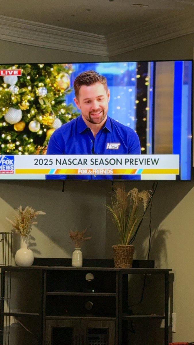 Foxluvsguns's tweet photo. Hey @StenhouseJr 👋🏼👋🏼 @FoxNews @NASCAR https://t.co/d6cL0070eX