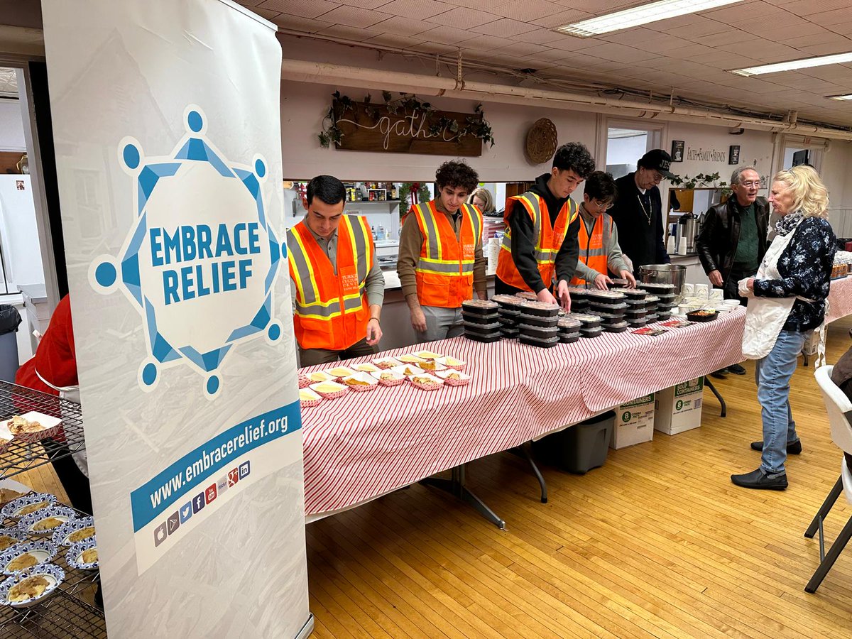 EmbraceRelief's tweet photo. ❤️ Volunteers served hot meals to the homeless in Patchogue this winter! Huge thanks to the Congregational Church and our NY Turkish Cultural Center Youth Club for spreading warmth and kindness. #Solidarity #YouthClub #SupportForHomeless #NY #TCCNY https://t.co/AD5Aqk2cyq