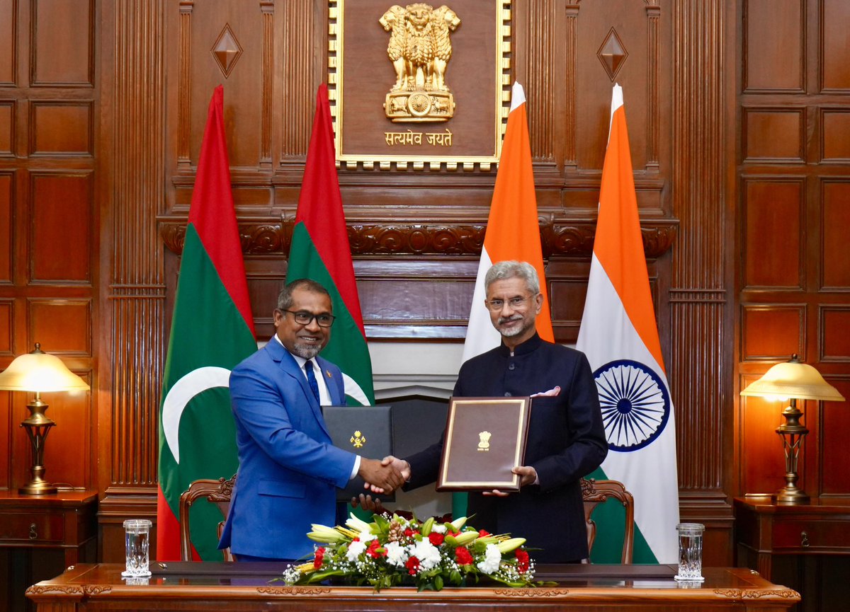 DrSJaishankar's tweet image. Pleased to welcome FM @abkhaleel of Maldives to New Delhi.

Discussed our development cooperation and economic, security, fintech and people to people ties. Also signed agreement on implementing the next phase of High Impact Community Development Projects #HICDP in Maldives.