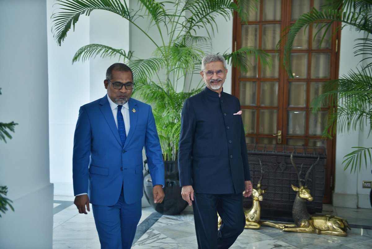 DrSJaishankar's tweet image. Pleased to welcome FM @abkhaleel of Maldives to New Delhi.

Discussed our development cooperation and economic, security, fintech and people to people ties. Also signed agreement on implementing the next phase of High Impact Community Development Projects #HICDP in Maldives.