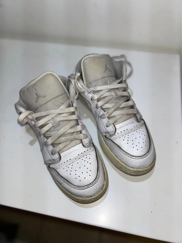 RipianH55535's tweet photo. These Jordan´s from Cassandra are simply amazing. The shoes are completely filled with sweat. If she only wears them for an hour they are already wet. She has simply sweated the shoes to death. #sweatyshoes #shoefetish #stinkyshoes #trashedshoes #wellwornshoes https://t.co/arTzly9QfY