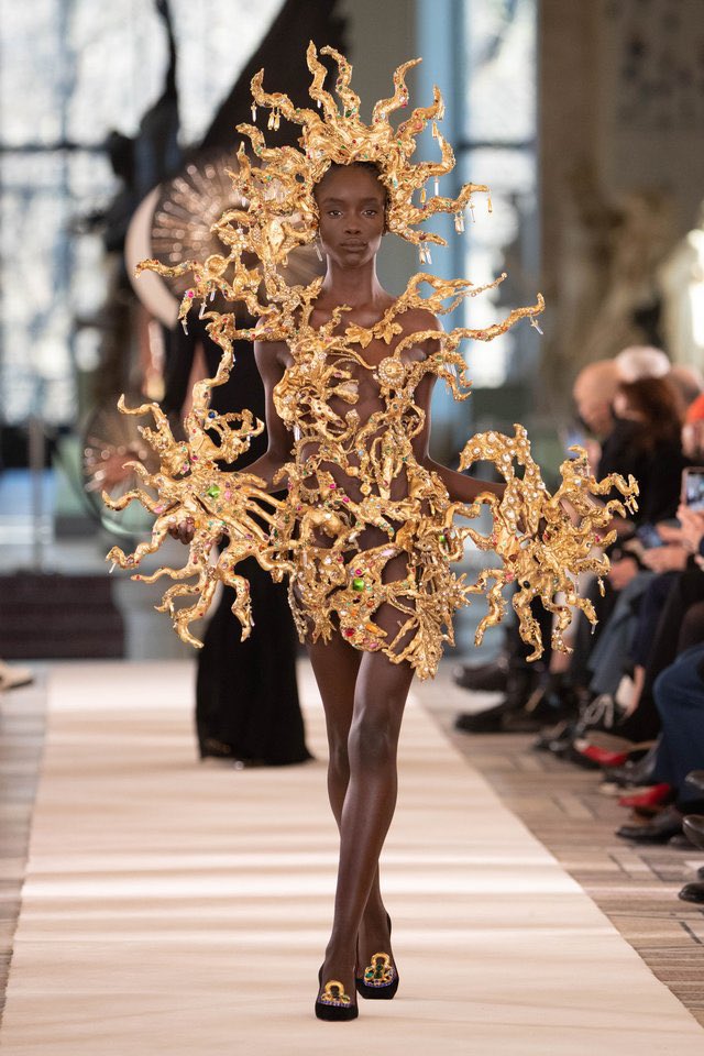 funelisaward's tweet photo. Good morning from schiaparelli 2022 couture haute ss spring summer ✨ https://t.co/o3hLqefOjG