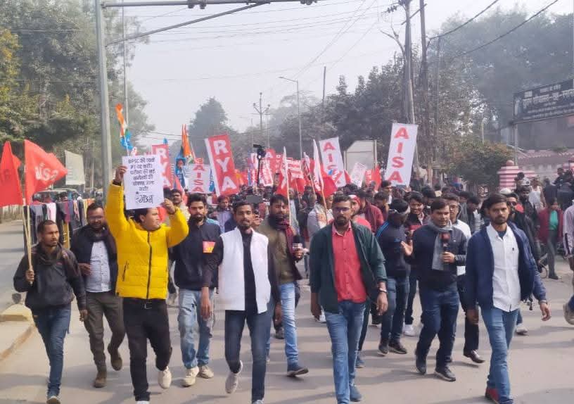 ryaindia's tweet image. BPSC की 70वीं PT रद्द कर,परीक्षा की नई तारीखों की घोषणा जल्द करने की मांग को लेकर पटना में मुख्यमंत्री आवास का घेराव।

• पेपर लीक–परीक्षा माफिया तंत्र खत्म करो! सख्त कानून बनाओ!
• पुलिस लाठीचार्ज के दोषियों को दंडित करो!
#BPSC #BPSCReExamForAll #bpscexam #bpsc2024 #bpsc70th
