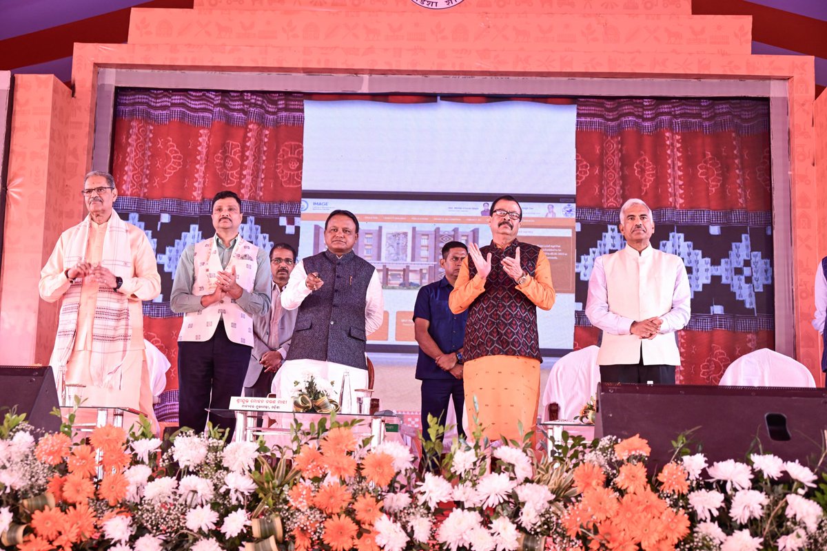 MohanMOdisha's tweet photo. ଭୁବନେଶ୍ଵରର ବରମୁଣ୍ଡା ଖେଳ ପଡ଼ିଆ ଠାରେ ଓଡ଼ିଶା ସରକାରଙ୍କ କୃଷି ଓ କୃଷକ ସଶକ୍ତିକରଣ ବିଭାଗ ତରଫରୁ ଆୟୋଜିତ 'କୃଷି ଓଡ଼ିଶା-୨୦୨୫' କାର୍ଯ୍ୟକ୍ରମର ଉଦ୍ଘାଟନୀ ସମାରୋହରେ ଯୋଗଦେଲି। ଏହି ଅବସରରେ କୃଷିକାର୍ଯ୍ୟ କ୍ଷେତ୍ରରେ ଉଲ୍ଲେଖନୀୟ ଅବଦାନ ପାଇଁ ଆମସମସ୍ତଙ୍କ ପାଇଁ ପ୍ରେରଣା ସାଜିଥିବା ସଫଳ କୃଷକଙ୍କୁ ସମ୍ମାନିତ କଲି। 

ଆମ ଓଡ଼ିଶା ହେଉଛି ଏକ କୃଷି ପ୍ରାଧାନ୍ୟ ରାଜ୍ୟ ଏବଂ ଅଧିକାଂଶ ଲୋକ କୃଷି ଏବଂ ଆନୁସଙ୍ଗିକ କ୍ଷେତ୍ରରେ କାମ କରି ଜୀବିକା ନିର୍ବାହ କରନ୍ତି। ସେମାନଙ୍କ ଆର୍ଥିକ ସଶକ୍ତିକରଣ ସହ ସୁଖ ଦୁଃଖରେ ଛିଡା ହେବା ଲୋକଙ୍କ ସରକାରର ନୈତିକ ଦାୟିତ୍ଵ ଏବଂ କର୍ତ୍ତବ୍ୟ। ସେମାନଙ୍କୁ ସ୍ବାବଲମ୍ବୀ କରିବା, ସଶକ୍ତ କରିବା ପାଇଁ ବ୍ୟାପକ ପଦକ୍ଷେପ ଗ୍ରହଣ କରାଯାଉଛି। 

ଚାଷୀଙ୍କ ଆଶା ଆକାଂକ୍ଷା ପୂରଣ ପାଇଁ ସରକାର ଗଠନ ହେବାର ପ୍ରଥମ ଦିନରେ ହିଁ କ୍ଯାବିନେଟ ଡାକି ଆମେ ନିଷ୍ପତ୍ତି ନେଇଥିଲୁ। ଓଡ଼ିଶାର ଚାଷୀଙ୍କ ସଶକ୍ତିକରଣ ପାଇଁ ୮୦୦ ଟଙ୍କାର ଇନପୁଟ ସହାୟତା ସହ ମୋଟ ୩୧୦୦ ଟଙ୍କାରେ ଧାନ କିଣିବା ପାଇଁ ନିଷ୍ପତ୍ତି ନେଇଥିଲୁ। ବରଗଡ଼ ସୋହେଲାରେରୁ ଧାନ କିଣା ପ୍ରକ୍ରିୟା ଆରମ୍ଭ କରିବା ସହ ୪୮ ଘଣ୍ଟା ମଧ୍ୟରେ ଡିବିଟି ଜରିଆରେ ଚାଷୀଙ୍କ ବ୍ୟାଙ୍କ ଖାତାକୁ ସର୍ବନିମ୍ନ ସହାୟକ ମୂଲ୍ୟ ପ୍ରଦାନ କରାଯାଉଛି। ପବିତ୍ର ନୂଆଖାଇ ପର୍ବରେ ସିଏମ କିଷାନ ଯୋଜନାର ଶୁଭାରମ୍ଭ କରିବା ସହ ପ୍ରାୟ ୪୬ ଲକ୍ଷ ଚାଷୀଙ୍କୁ ୯୨୫ କୋଟିରୁ ଅଧିକ ସହାୟତା ଯୋଗାଇ ଦିଆଯାଇଛି। ଯାହାକି କୃଷକଙ୍କ କଲ୍ଯାଣ ପାଇଁ ଆମ ସରକାରଙ୍କ ଥିବା ପ୍ରତିବଦ୍ଧତାକୁ ପ୍ରମାଣିତ କରୁଛି।