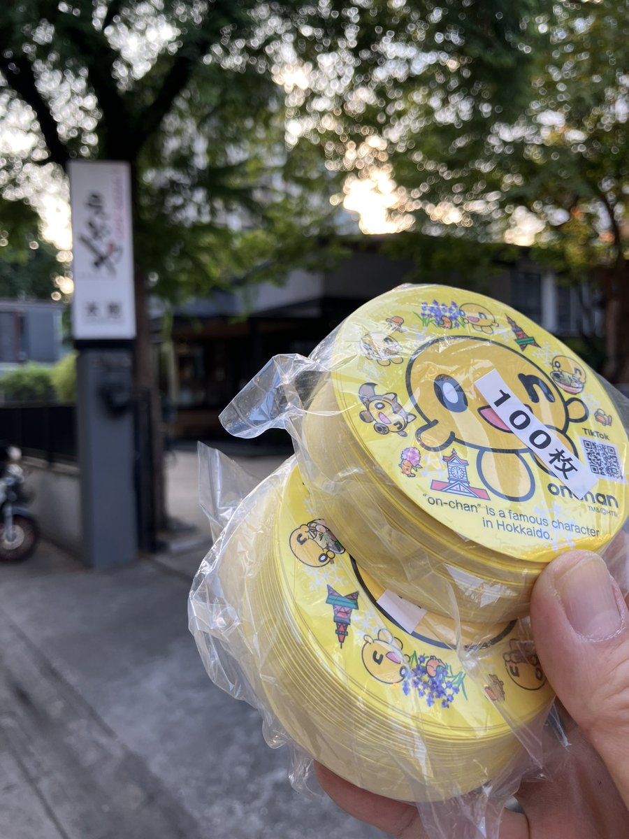 tojima_p's tweet photo. バンコクのスクンビットソイ30を入ってすぐの北海道寿し居酒屋「えぞや」を訪問。onちゃんステッカー300枚を置かせていただこうとレジ前のonちゃんステッカーコーナーをよく見たらuhbさんのみちゅバチもいました🤭仲良く北海道のテレビ局をPRしましょう！無料配布中です。 https://t.co/IwIpLAsEhA