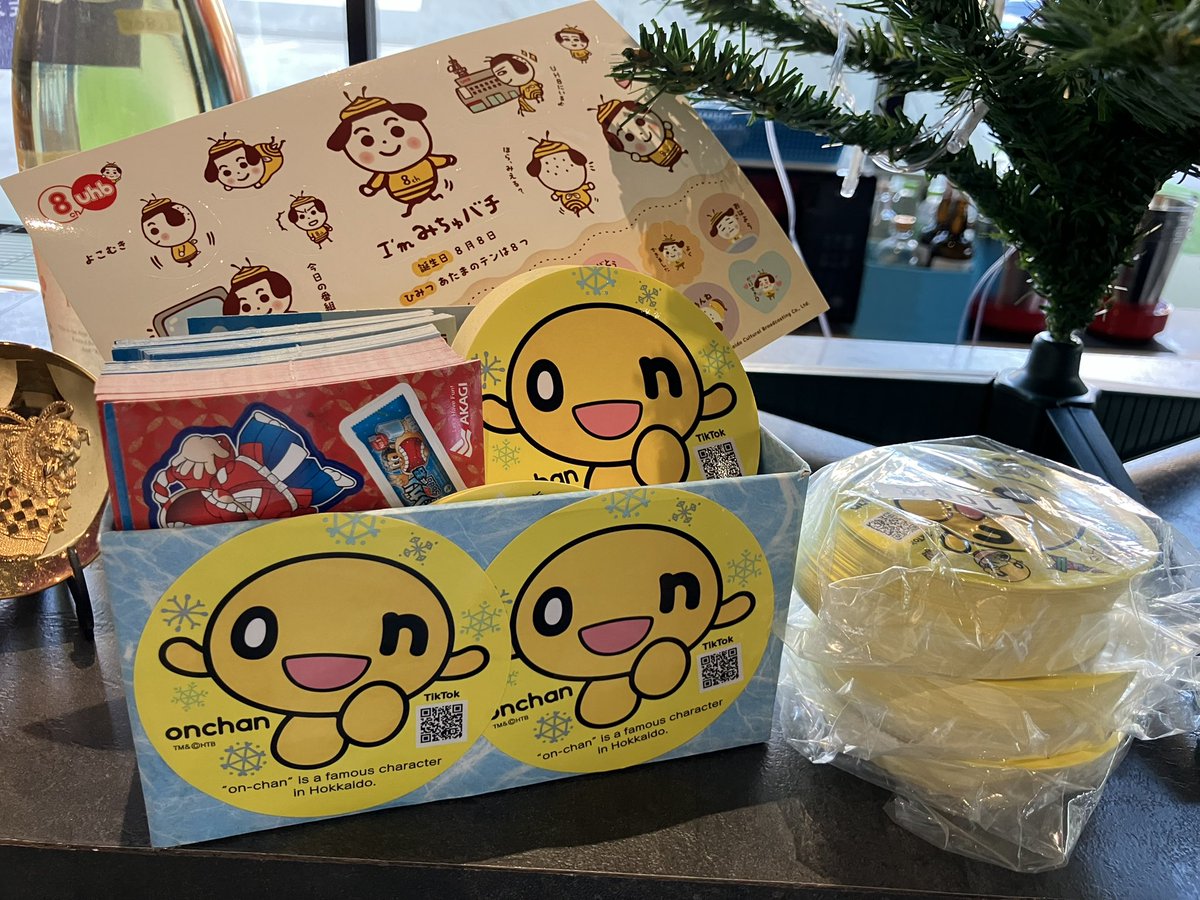 バンコクのスクンビットソイ30を入ってすぐの北海道寿し居酒屋「えぞや」を訪問。onちゃんステッカー300枚を置かせていただこうとレジ前のonちゃんステッカーコーナーをよく見たらuhbさんのみちゅバチもいました🤭仲良く北海道のテレビ局をPRしましょう！無料配布中です。