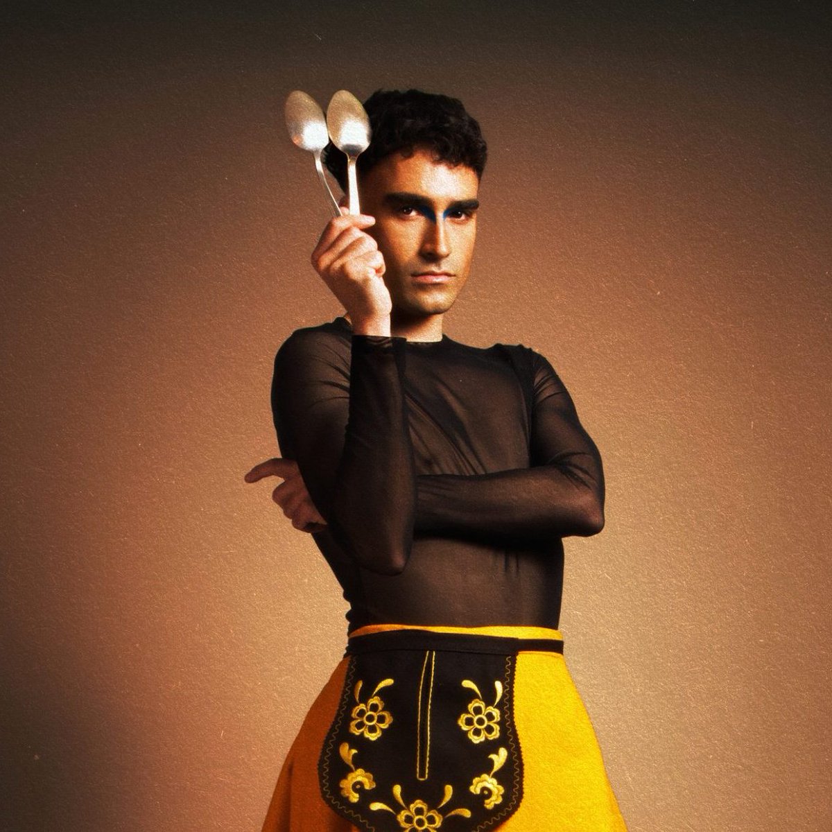 🥁#Castilla es música  

👉En #EligeCastilla te hablamos de <a href="/dulzaro/">DULZARO</a> 

▶️ Cucharas, panderetas o botellas de anís se funden en su música con hit-hats, loops o samples, creando un nuevo paisaje sonoro y acercando el patrimonio tradicional a los jóvenes

📩 eepurl.com/i4XiBA