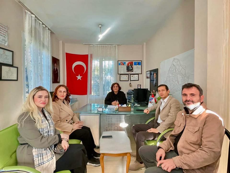 📍Yenişehir 

Limonluk Mh. Muhtarımız Fatma Bezgin’i Yenişehir İlçe Başkanımız İrfan Karataş ve kıymetli yöneticilerimiz ile birlikte ziyaret ettik. 

Muhtarımızdan mahallemizin talep ve sorunlarını dinledik; nazik ev sahipliği için teşekkür ediyor, görevlerinde başarılar