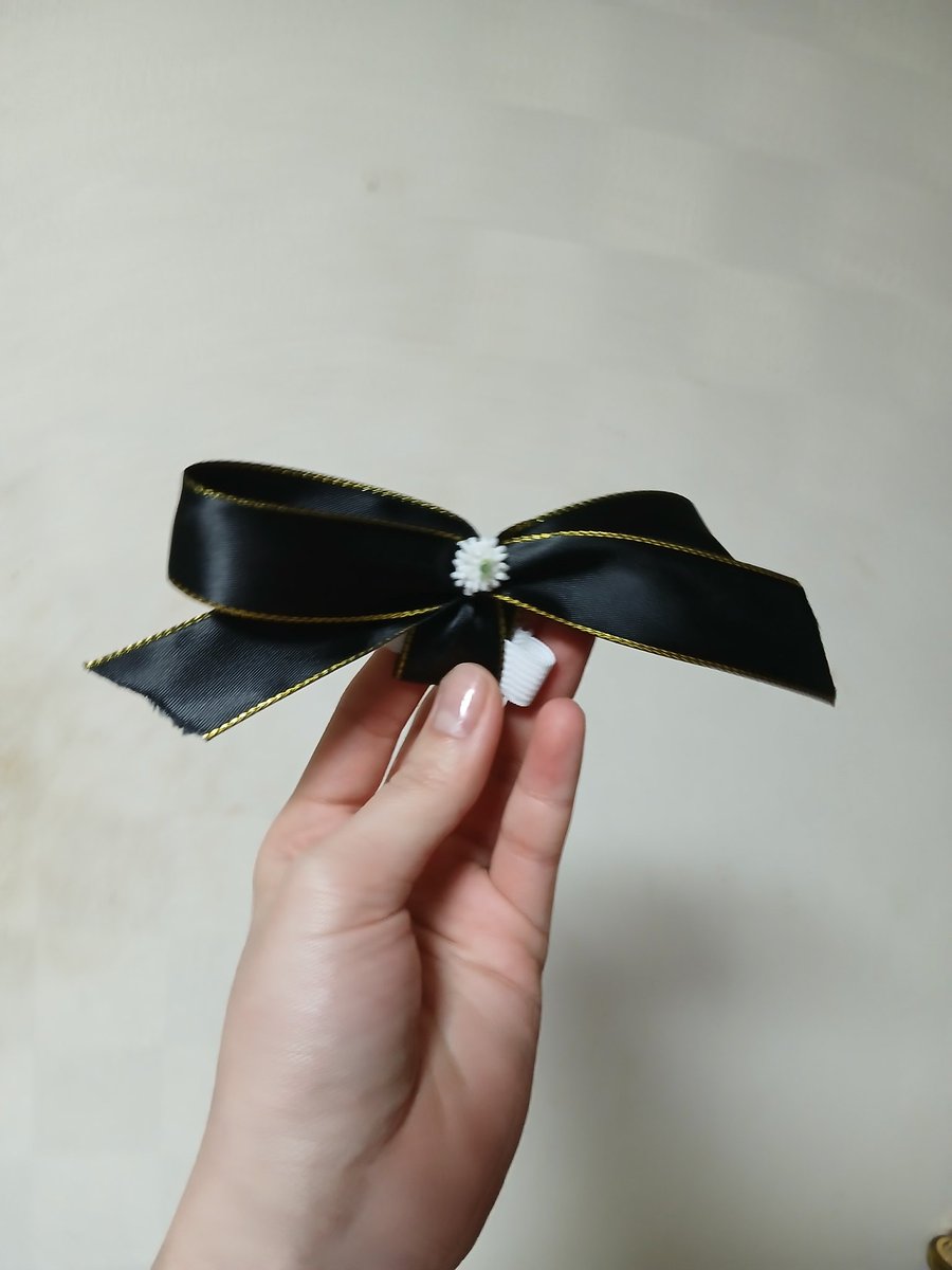 #rt
내일 안국역 여자화장실에 응원봉용
검은리본 배포합니다
1인1개부탁드립니다